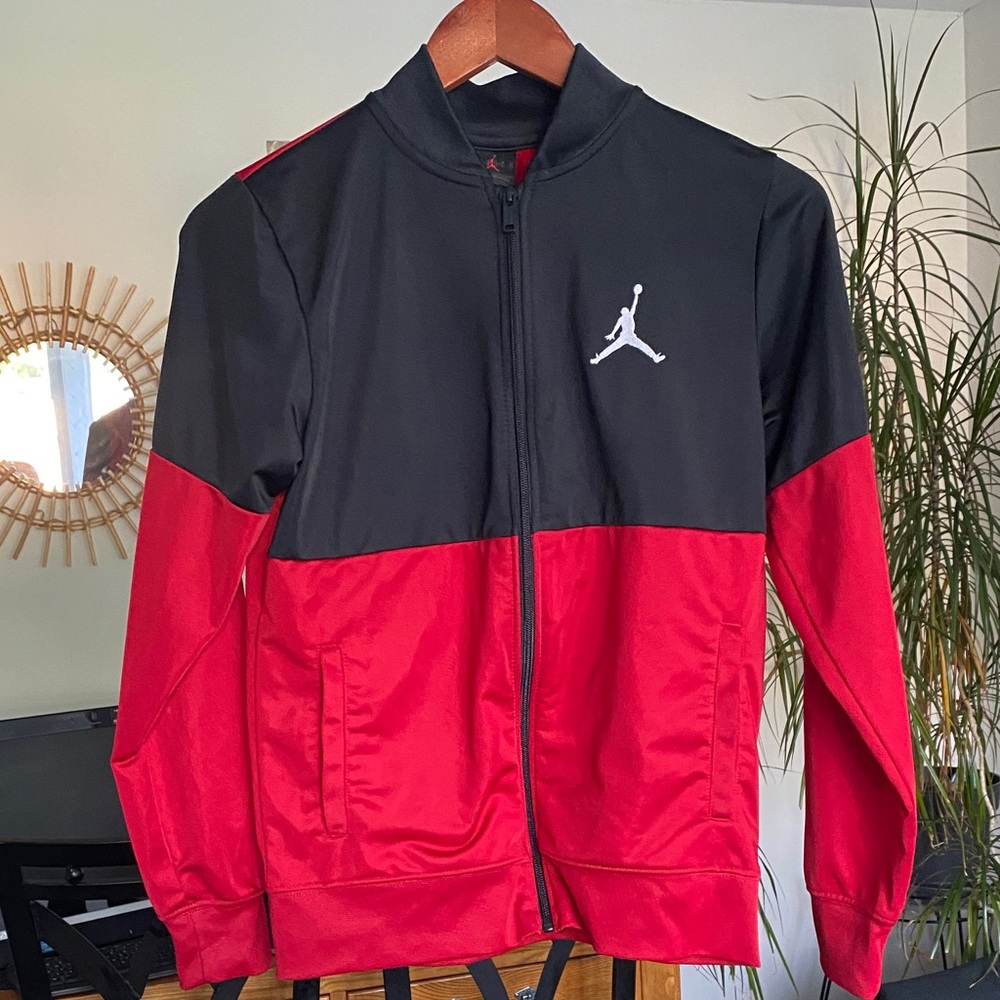 Jordan Men's Two-Tone Black and Red zip up size 12/13 kids
